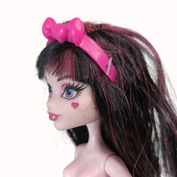 Monster High Draculaura Doll 2015 How Do You Boo? Nude Heart Tattoo Pink Headban - Picture 5 of 5